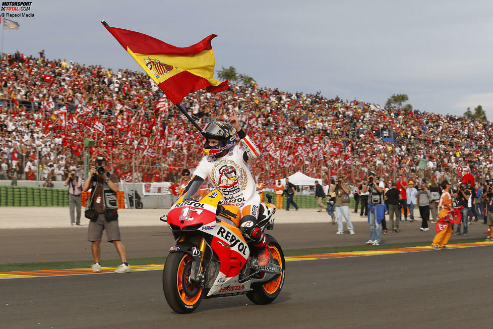 2013 steigt Marquez in die MotoGP und schafft das Unglaubliche: Als Rookie fährt er auf der Werkshonda zum Titel und wird beim Finale in Valencia jüngster Weltmeister der Geschichte. Im Rennen wird er Dritter.
Saisonbilanz: 6 Siege in 18 Rennen, 334 Punkte