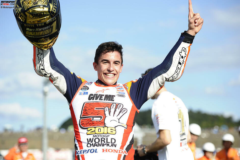 2015 wird Marquez WM-Dritter, schlägt ein Jahr später aber mit seinem fünften Titel zurück. Wieder bringt Motegi die Entscheidung: Diesmal krönt Marquez das titelentscheidende Rennen mit einem Sieg.
Saisonbilanz: 5 Siege in 18 Rennen, 298 Punkte