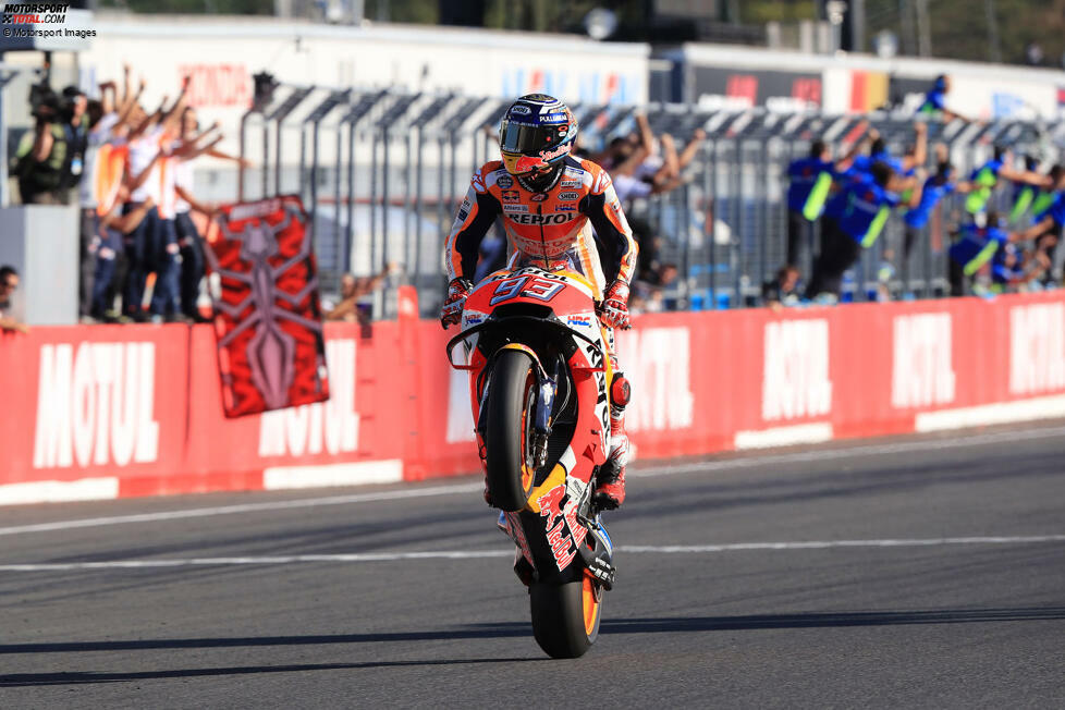 2018 kann Marquez den Sack zum dritten Mal in Motegi zumachen. Drei Rennen vor dem Saisonfinale feiert er mit seinem Sieg beim Japan-Grand-Prix auch seinen insgesamt siebten WM-Titel.
Saisonbilanz: 9 Siege in 19 Rennen, 321 Punkte