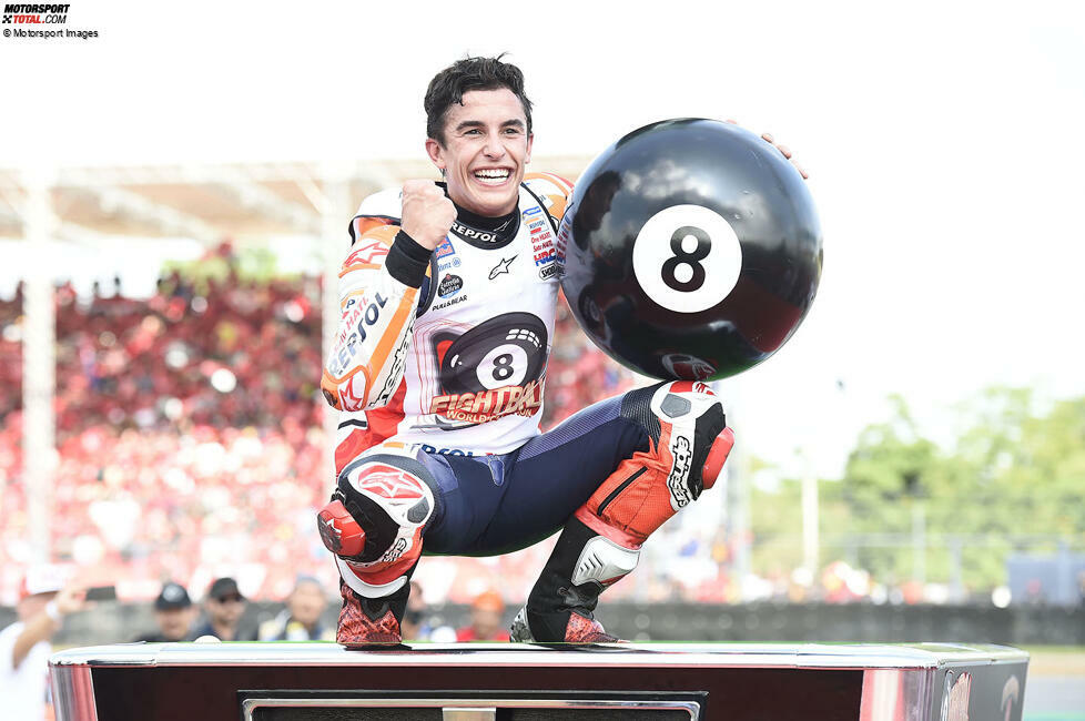 Im Jahr von Marquez' bisher letztem WM-Erfolg fällt die Titelentscheidung sogar vier Grands Prix vor Saisonende. Bereits in Buriram kann er nach einem Sieg im Rennen über Titel Nummer acht jubeln.
Saisonbilanz: 12 Siege in 19 Rennen, 420 Punkte