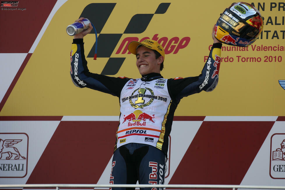 Beim Valencia-Grand-Prix 2010 wird Marc Marquez mit 17 Jahren und 263 Tagen der zweitjüngste Weltmeister in der kleinsten Kategorie. Im Abschlussrennen reicht ihm ein vierter Platz.
Saisonbilanz: 10 Siege in 17 Rennen, 310 Punkte