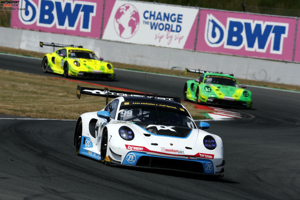 Beim Sonntagsrennen schlägt dann überraschend Christian Engelhart im Toksport-WRT-Porsche zu. Er siegt dank eines späten Stopps und einer Penalty-Lap Strafe für Thomas Preining von Startplatz sieben - und trennt sich bei Saisonhalbzeit von seinem Team.