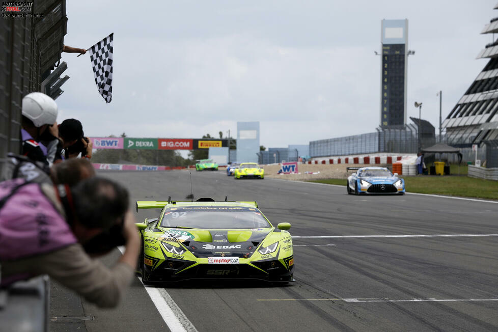 Lamborghini-Werksfahrer Mirko Bortolotti sorgt am Samstag am Nürburgring für eine schöne Story: Ein Jahr nach seinem Horrorwochenende rehabilitiert er sich und fährt seinen überfälligen ersten DTM-Sieg ein. Damit ist er natürlich auch ein neuer Saisonsieger.