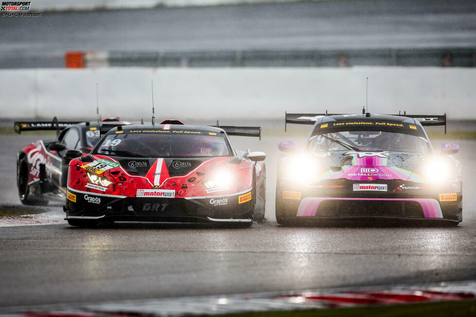 Als wäre die DTM noch nicht abwechslungsreich genug, gibt es am Sonntag in der Eifel die ganz große Sensation: Maximilian Paul, der am Nürburgring Mick Wishofer ersetzt, rast bei Regen in seinem erst dritten DTM-Rennen nach starken Überholmanövern zum Sieg.