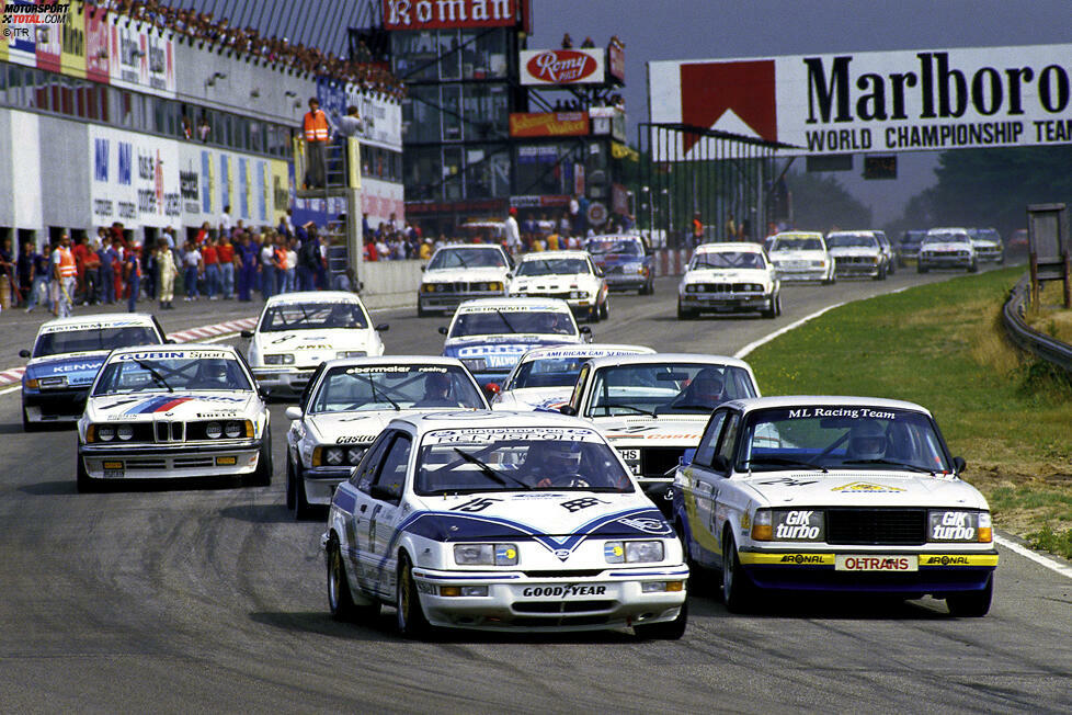 1985 gibt es zu Beginn ebenfalls fünf verschiedene Sieger: Den Auftakt gewinnt BMW-Pilot Harald Grohs, dann siegt der spätere Meister Per Stureson im Volvo. Ford-Pilot Klaus Niedzwiedz, Winfried Vogt im BMW und Per-Gunnar Andersson im Volvo sind die nächsten Sieger. Erst der Dopelschlag von Heinz-Friedrich Peil im Volvo beendet die Serie.