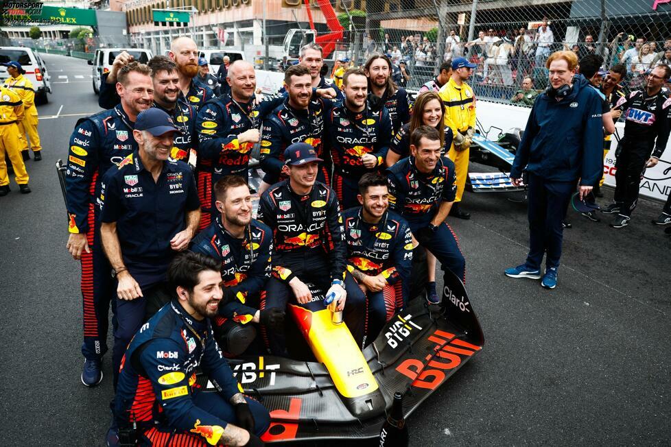 Verstappen brach seinen eigenen Rekord für die meisten gewonnenen Rennen in einer Saison mit 19 Siegen. 2022 hatte er bereits mit 15 Siegen eine neue Bestmarke aufgestellt.