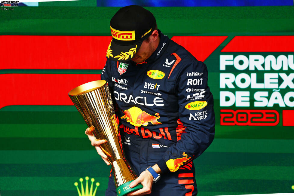 Er brach zudem seinen eigenen Rekord für die meisten Podiumsplätze in einer Saison. 2021 hatte er es 18-mal auf das Podium geschafft, 2023 nun 21-mal in 22 Rennen! Zudem schließt er sich Lewis Hamilton als einzigem anderen Fahrer an, der in drei verschiedenen Saisons 17 oder mehr Podiumsplätze erreicht hat.