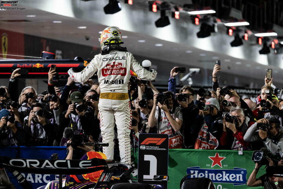Der Red-Bull-Pilot konnte als erst fünfter Fahrer drei oder mehr WM-Titel in Folge gewinnen. Das schafften zuvor nur Michael Schumacher (Rekordhalter mit fünf Titeln in Folge), Juan Manuel Fangio, Sebastian Vettel und Lewis Hamilton.