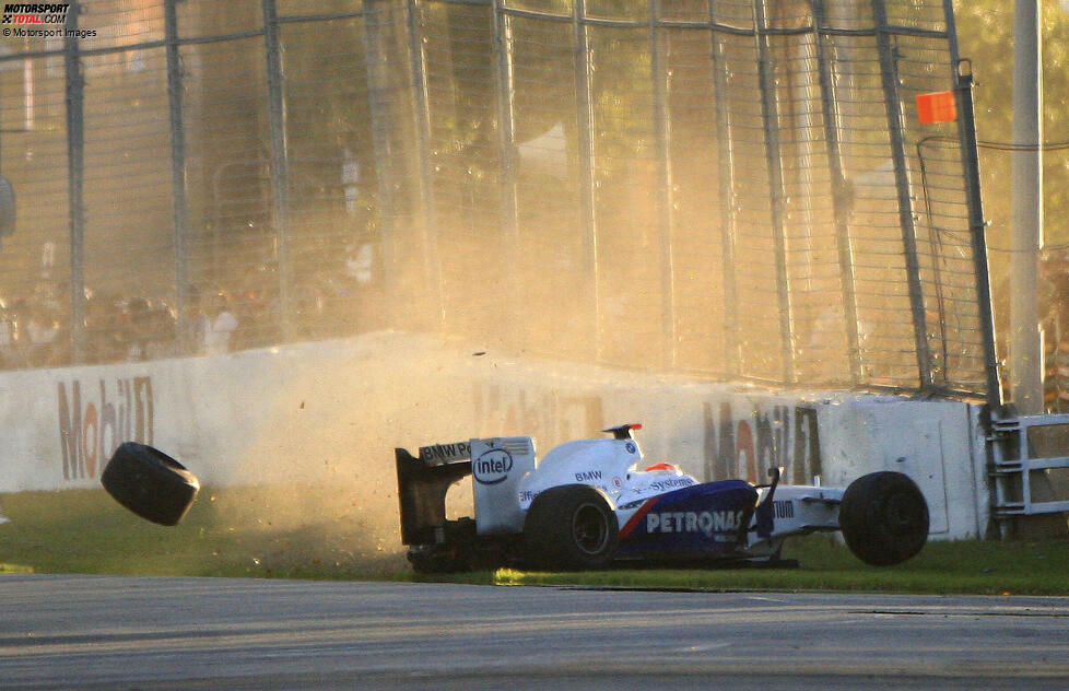 2009: Zehn Jahre dauerte es, bis wieder ein Rennen unter Gelb zu Ende ging. 2009 kam es in Melbourne drei Runden vor Schluss zu einem Unfall zwischen Sebastian Vettel und Robert Kubica. Die beiden kämpften um den zweiten Platz, als sie in Kurve 3 kollidierten.