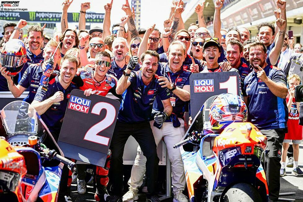 Die Moto2-Saison 2024 bestreitet Ogura auf einer Boscoscuro im MSI-Rennstall. Im Teamduell gegen Sergio Garcia (hier mit der P2-Tafel) übernimmt der Japaner im Sommer das Zepter und sichert sich - im Gegensatz zum Spanier - für 2025 einen Platz im Starterfeld der Königsklasse. Bevor es soweit ist, ...