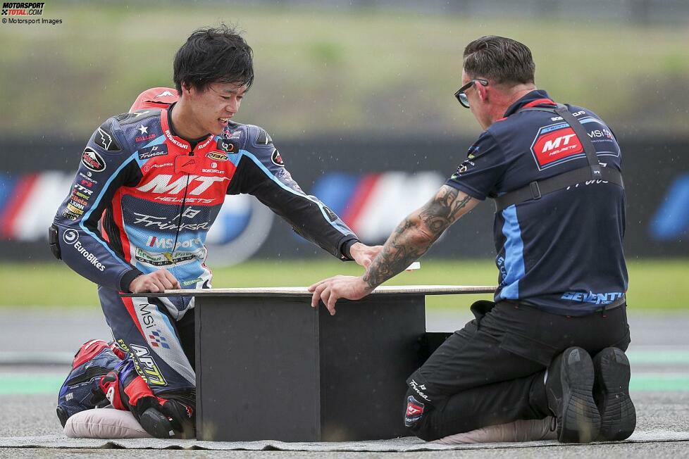 ... stellt Ogura aber noch den Moto2-Titel 2024 sicher. Am Thailand-Wochenende in Buriram genügt ihm P2, um nicht mehr abgefangen werden zu können. Großen Anteil an Oguras WM-Titel hat Crewchief Norman Rank aus Deutschland (hier rechts im Bild beim symbolischen Brettspiel nach dem Titelgewinn).