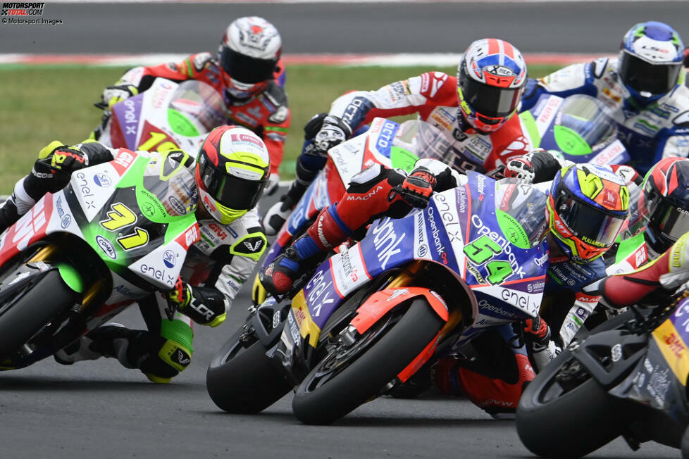 Im Anschluss an die Nachwuchsklassen beginnt Aldeguers Karriere im WM-Umfeld nicht etwa in der Moto3-Klasse, sondern im MotoE-Weltcup. Als 16-Jähriger fährt er die komplette Saison 2021 im Aspar-Team. Schon damals tritt er mit der #54 an. Aldeguers Highlight als MotoE-Pilot ist Spielberg, wo er von der Pole gestartet P4 belegt.