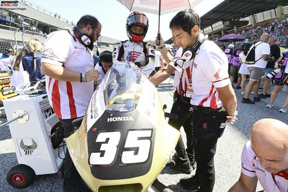 Sechs volle Jahre (2019 bis 2024) verbringt Chantra in der Moto2-WM, allesamt im Honda Team Asia von Ex-MotoGP-Pilot Hiroshi Aoyama (rechts im Bild). In dieser Zeit gelingen dem Thailänder zwei Rennsiege und eine Top-6-Platzierung in der WM-Tabelle.
