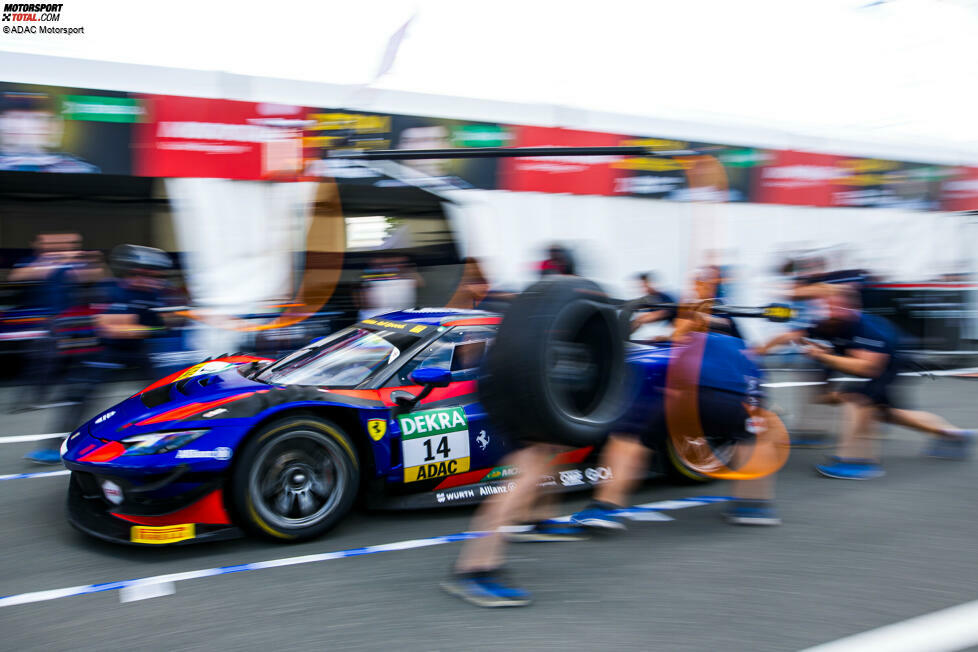 Bei den schnellsten Boxenstopps konnte Emil Frey Racing glänzen: Die Schweizer Mannschaft benötigte beim Samstagsrennen auf dem Nürburgring lediglich 5,76 Sekunden, um den Reifenwechsel am Ferrari 296 GT3 von Thierry Vermeulen durchzuführen.