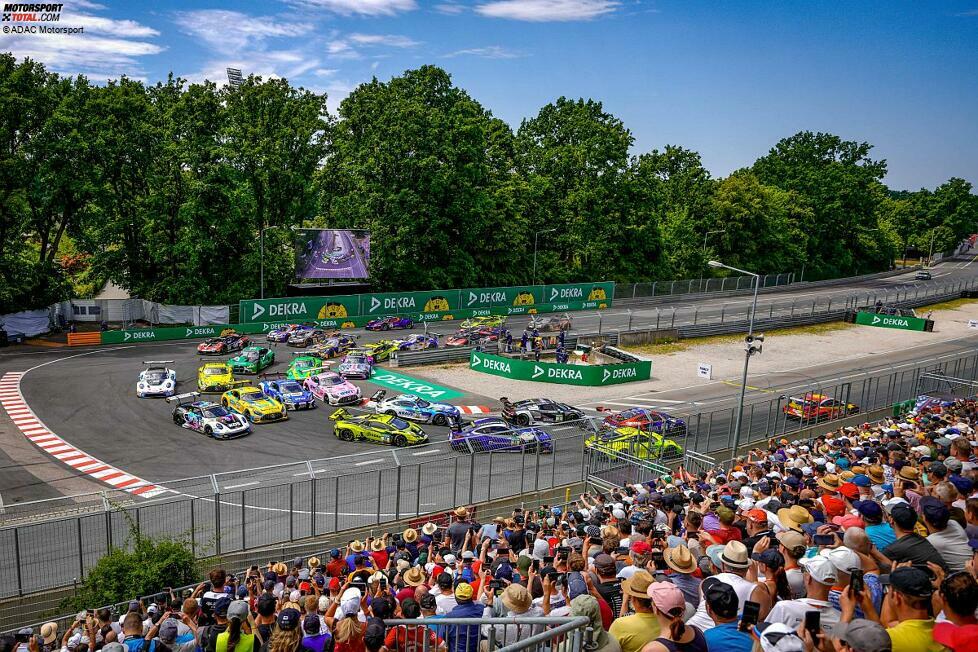 Nach Angaben des ADAC verzeichnete die DTM in der Saison 2023 insgesamt 431.800 Besucher. Das Rennen auf dem legendären Norisring in Nürnberg war mit 102.000 Zuschauern am besten besucht. Außerdem scheint die Begeisterung bei den jungen Motorsport-Fans besonders groß zu sein, denn ein Drittel aller Zuschauer war jünger als 16 Jahre.