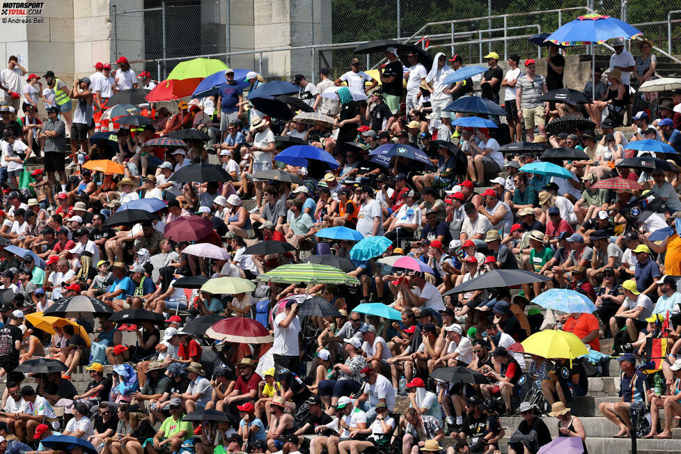 Auf dem Norisring in Nürnberg ging es besonders heiß zur Sache - und zwar nicht nur auf der Strecke. Auch die Fans auf der Steintribüne kamen ordentlich ins Schwitzen, denn das Thermometer kletterte auf bis zu 35 Grad Celsius. In den Cockpits mussten die Piloten mit bis zu 60 Grad Celsius kämpfen.