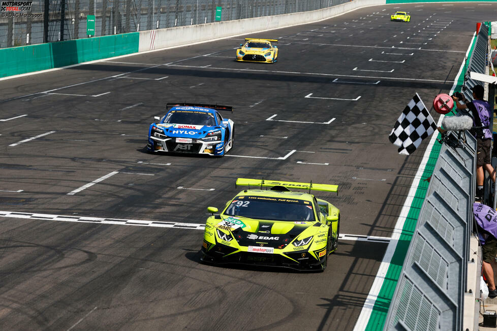 Das DTM-Rennen auf dem Lausitzring, der zehnte Saisonlauf des Jahres, war besonders hart umkämpft: Rennsieger Bortolotti überquerte die Ziellinie mit einem winzigen Vorsprung von nur 0,353 Sekunden vor dem zweitplatzierten Ricardo Feller - der knappste Zieleinlauf der Saison!