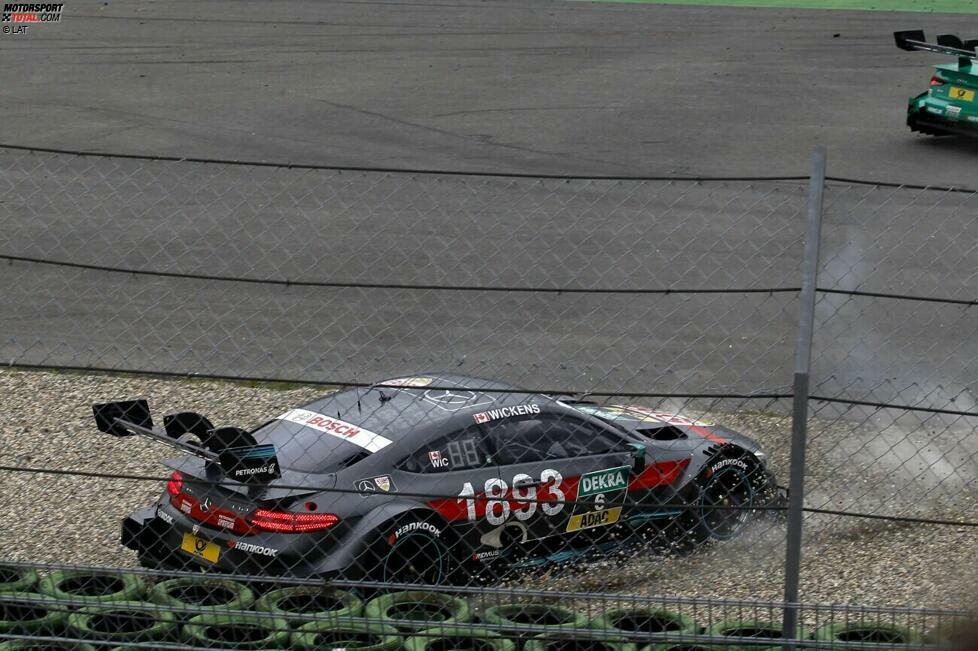 ... damit zu tun, dass es zwischen dem Stuttgarter Autohersteller und dem Klub eine lange Partnerschaft gibt. Bringt das Design dem Kanadier Glück? In Hockenheim scheidet er noch Kollision aus (Foto), in der Lausitz trumpft er aber groß auf - und ihm gelingen eine Poleposition sowie ein zweiter und ein dritter Platz.