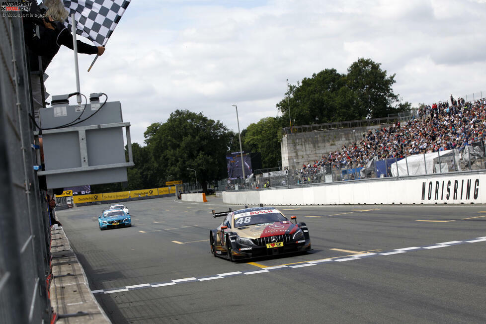... in der Lausitz und am Norisring. Mercedes hat den gebürtiger Schweizer mit italienischen und französischen Wurzeln wegen seines Multikulti-Hintergrunds für das Design ausgewählt. Die deutsche Nationalmannschaft scheidet übrigens in der Gruppenphase aus.