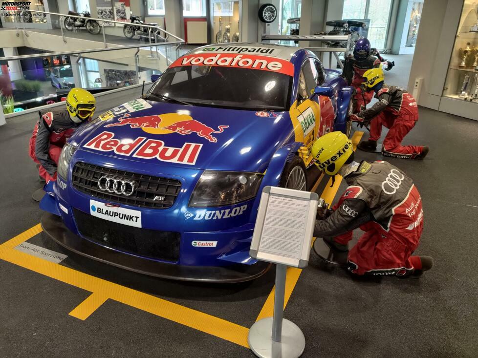 Boxenstopp-Simulation: Bei Abt wird Teamwork groß geschrieben - und das Traditionsteam ist bis heute ein Verfechter der Performance-Stopps in der DTM. Das erkennt man auch im Museum. Beim Fahrzeug handelt es sich übrigens um den TT-R, den Emerson Fittipaldi 2005 beim DTM-Legendenrennen auf dem Norisring fuhr.