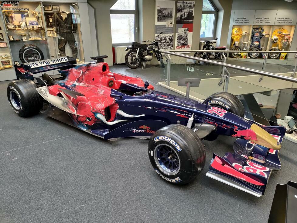 F1-Bolide von Toro Rosso: Auch ein Formel-1-Bolide steht bei Abt in der Rennwagensammlung. Es handelt sich um ein Toro-Rosso-Showcar aus dem Jahr 2006. Es kam über die enge Beziehung, die die Familie Abt zur Familie Vettel hat, und Langzeit-Partner Red Bull nach Kempten.
