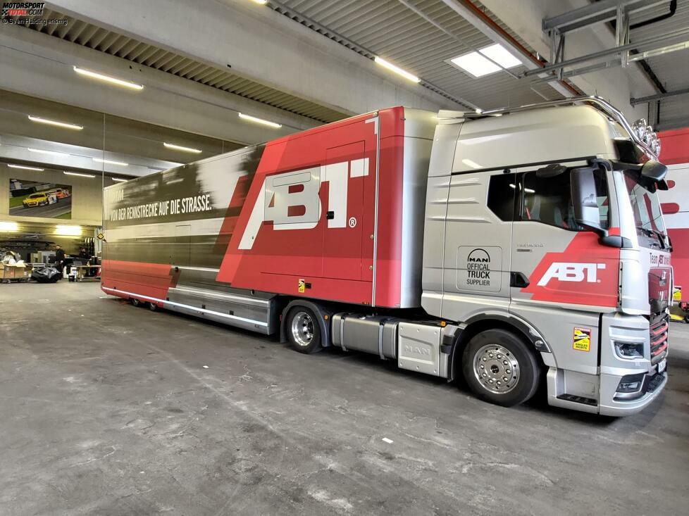 Eigene Truckhalle: Direkt mit der Werkstatt verbunden ist die Truckhalle, in der fünf Auflieger Platz haben. Durch das Dach können sie unabhängig von Witterungseinflüssen be- und entladen werden. Dort befindet sich auch ...