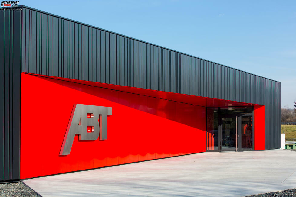 Motorsport-Zentrum: Hinter der Spenglerei steht die rund 2.400 Quadratmeter große Motorsport-Abteilung. Das 2014 gebaute Gebäude, dessen Front aus Stahlblech und rotem, hochglänzendem Aluminium besteht, wirkt auf den ersten Blick klein. In die 