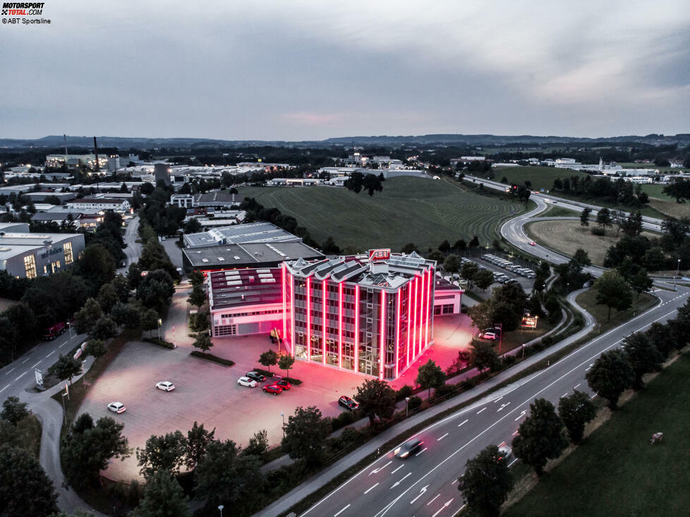 Abts Motor im Allgäu: Der verglaste Turm der 1991 entstandenen 30.000 Quadratmeter-Anlage in Kempten wurde 2001 dazugebaut und ist wie ein Motor in V-Form konzipiert. Darin findet man auch das Motorsport-Museum. Dahinter liegen die Werkstätten und das Motorsport-Zentrum.