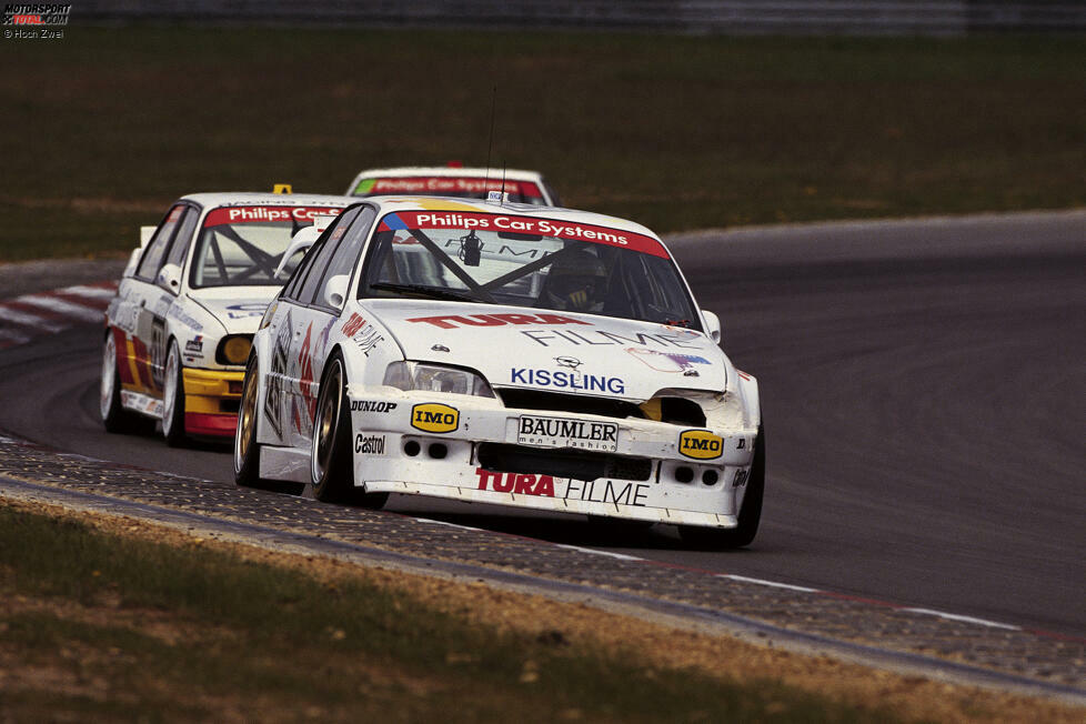 Opel Omega 3000 Evo 500 (1991 - 1993): Schon im zweiten Jahr wird der Omega überarbeitet - ohne Erfolg! Die Evo 500 sind Statisten und bleiben lange ohne Punkte. Nur Peter Oberndorfer gelingt in Singen mit Platz sechs ein brauchbares Ergebnis. 1992 bleibt es bei einem Renneinsatz auf der Nordschleife. 1993 gibt es Privateinsätze (Foto).