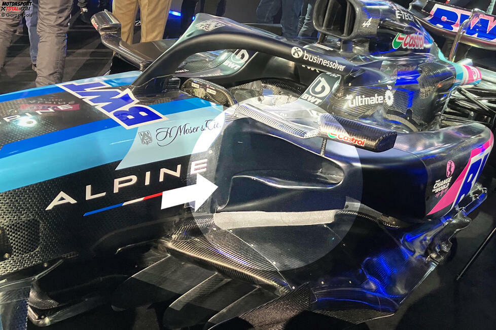 An der Vorderseite der Seitenkästen ist deutlich zu erkennen, dass man sich bei dem breiten, aber flachen Einlass, bei dem auch die untere Vorderkante vor der oberen Vorderkante liegt, Inspiration bei Red Bull und andere Teams geholt hat.