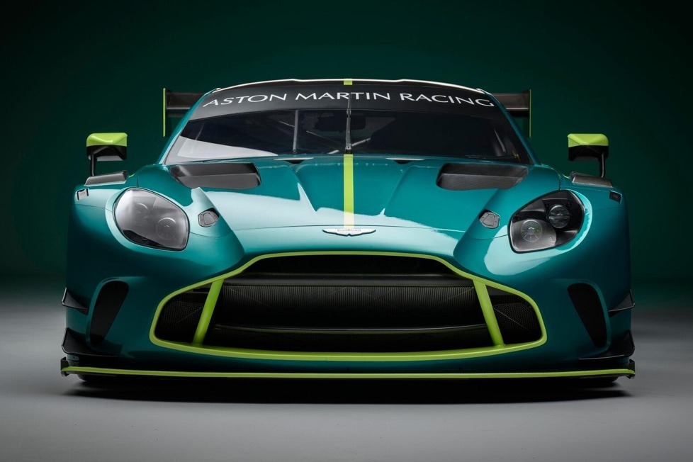 Der Vantage GT3 erhält von Aston Martin ein großes Facelift: Dabei fallen vor allem die neue Nase und die geänderten Radkästen auf. Jetzt durch die Bilder klicken!