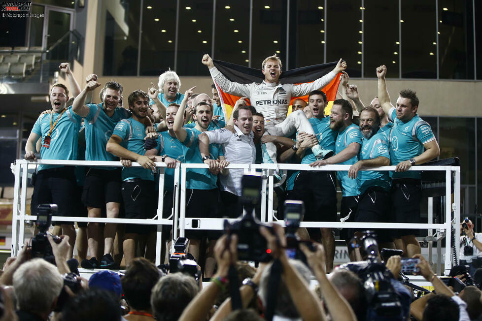 Erst der legendäre Crash mit Teamkollege Lewis Hamilton in Barcelona beendet die Serie. Das Rennen gewinnt Max Verstappen, für den es der erste Formel-1-Sieg überhaupt ist. Am Ende des Jahres steht Rosberg bei neun Siegen. Und obwohl Hamilton sogar ein Rennen mehr gewinnt, geht der Titel am Ende an den Deutschen - der danach zurücktritt.