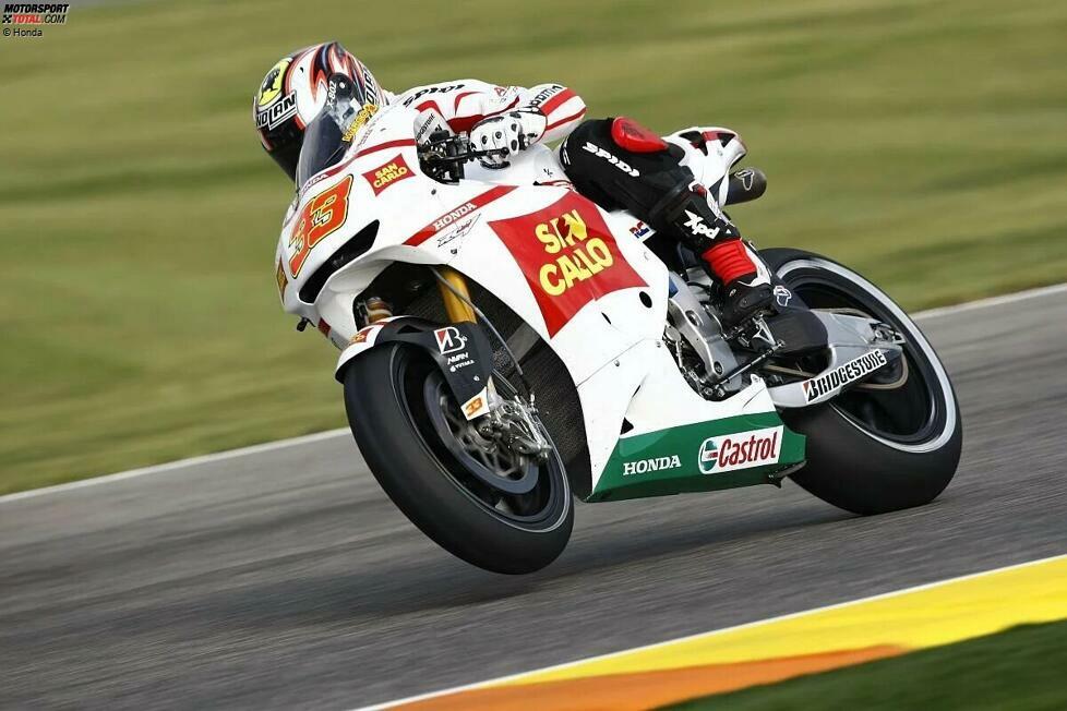 Marco Melandri gewinnt fünf MotoGP-Rennen und wird auf der Honda 2005 Vizeweltmeister hinter Valentino Rossi, bevor er die Königsklasse 2010 verlässt und sein Glück in der Superbike-WM sucht.