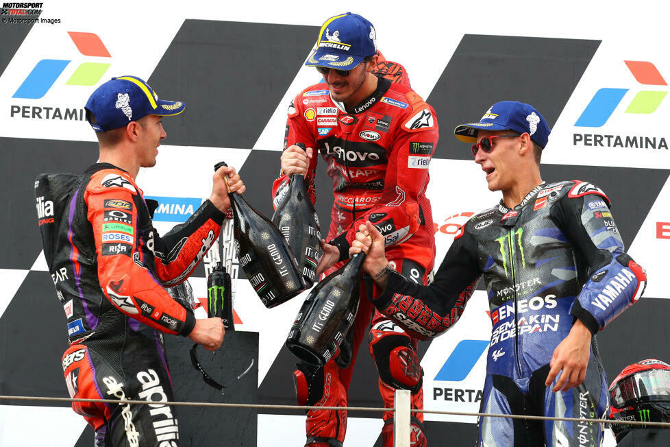 Am Ende setzt sich Bagnaia erfolgreich gegen Maverick Vinales durch und gewinnt. Damit holt sich der Ducati-Pilot auch die Führung in der WM zurück. Und im Vergleich zu Espargaro in Silverstone hat der Italiener noch einen Platz mehr gutgemacht.