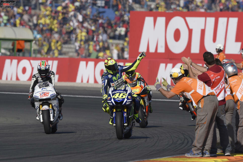 Valencia 2015: Wegen einer Strafe (Stichwort Sepang-Clash) muss Rossi vom letzten Startplatz ins Rennen gehen. Er kämpft sich bis auf Rang vier vor. Doch die starke Aufholjagd bleibt unbelohnt. Titelrivale Jorge Lorenzo gewinnt das Rennen und wird Weltmeister.