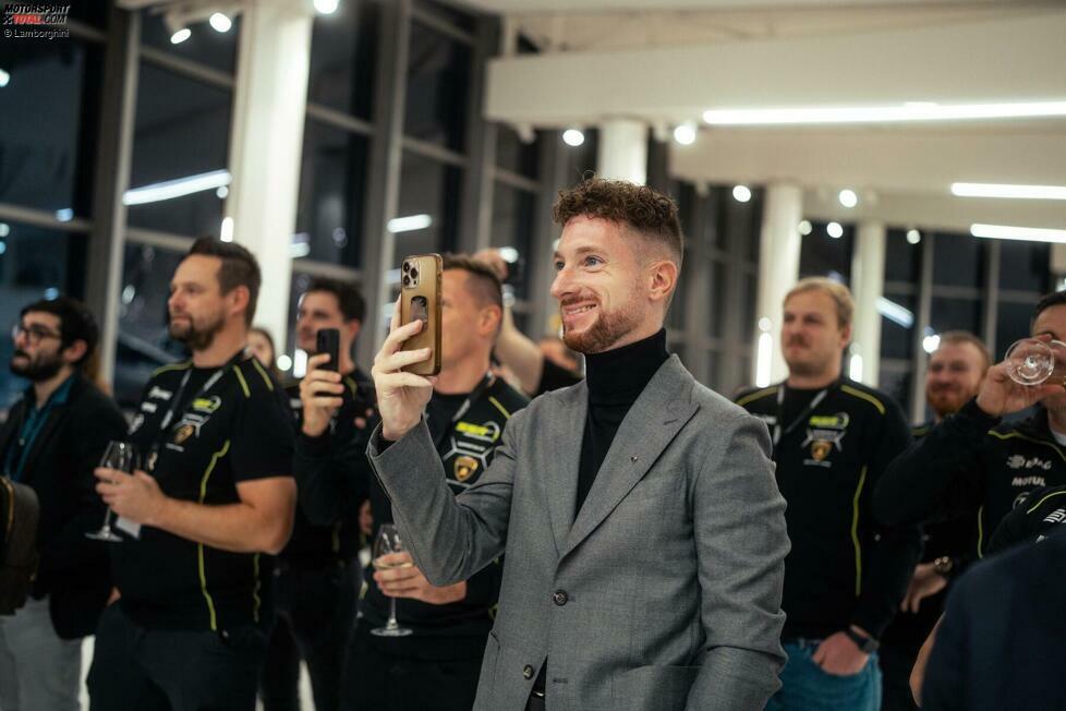 Meister Mirko Bortolotti, der seit Jahren das Aushängeschild im Lamborghini-Fahrerkader ist und sich mit dem DTM-Titel einen Traum erfüllte, darf bei der Zeremonie nicht fehlen.