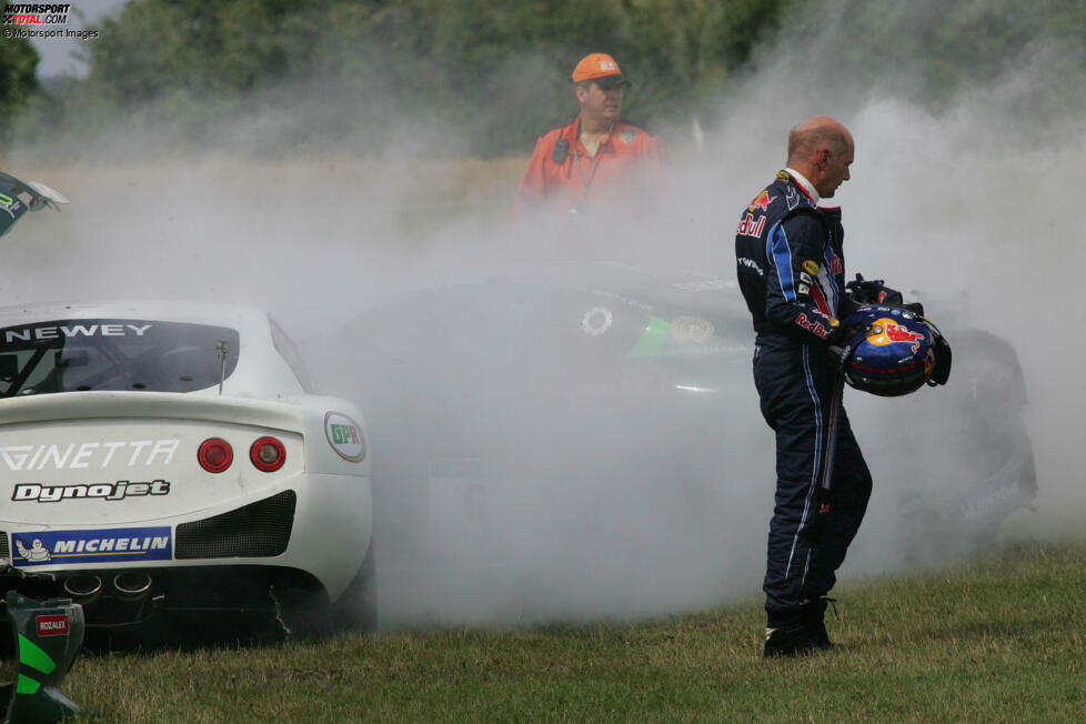 Später im Jahr geht ein Rennauftritt in Snetterton im Ginetta-Cup mächtig schief: Nach einer Kollision muss Newey ins Krankenhaus, wird aber praktisch unverletzt wieder entlassen.