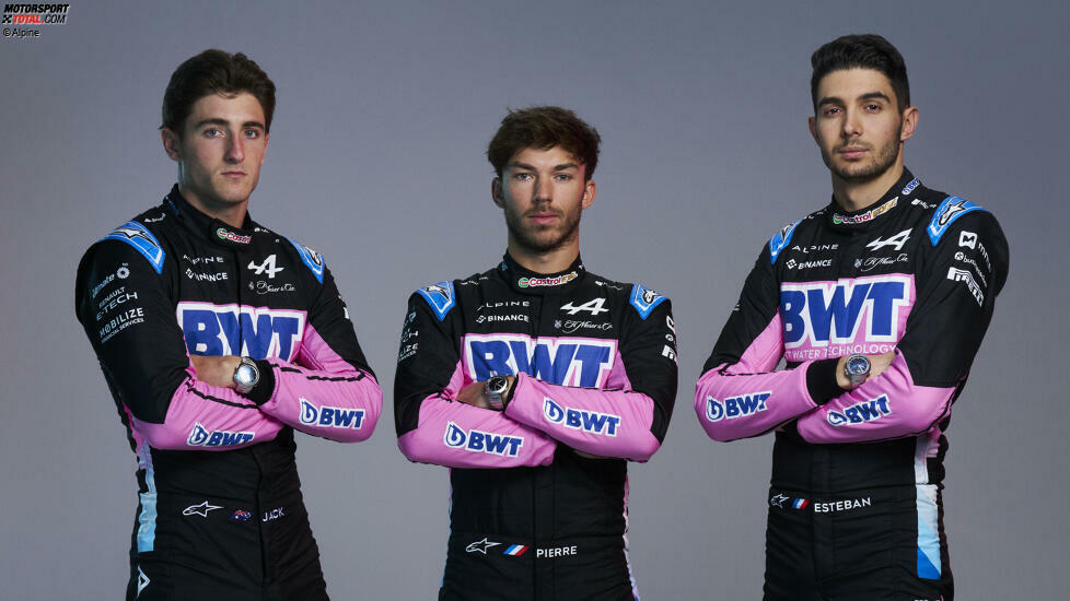 Passend dazu fallen die Rennanzüge von Gasly und Ocon sowie von Test- und Ersatzfahrer Jack Doohan (links) aus: mehrheitlich schwarz, mit Akzenten in Rosa und Blau.