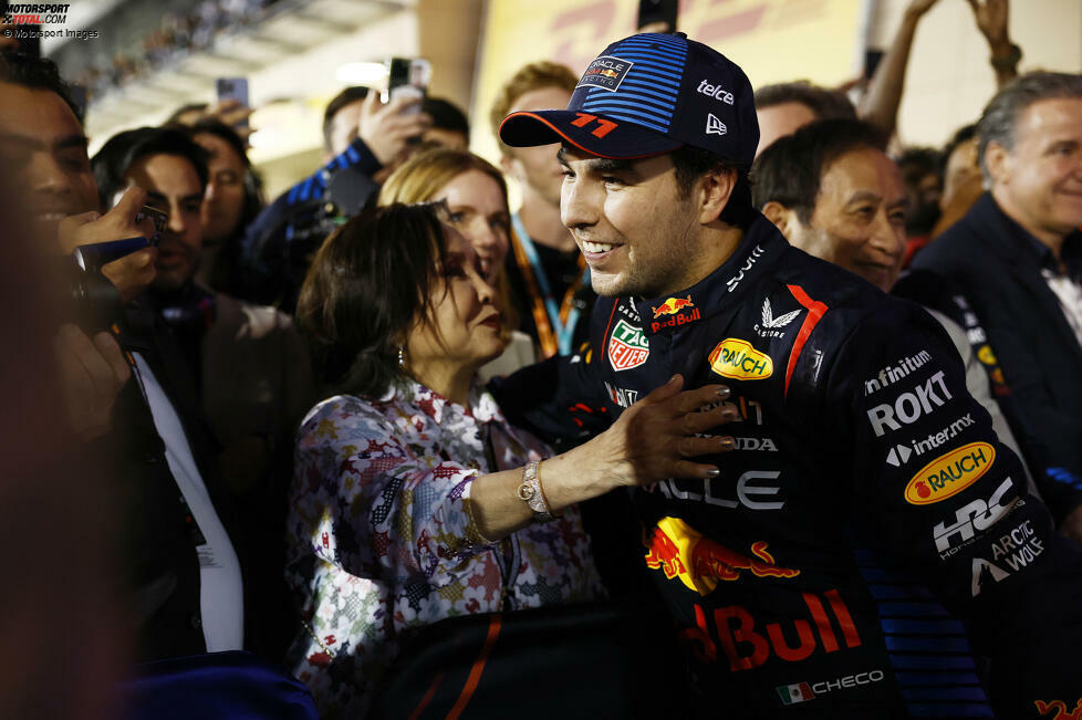 1. Bahrain: Wie im Vorjahr gelingt Sergio Perez auch 2024 der Sieg beim Formel-1-Auftakt in Sachir. Der Mexikaner gewinnt vor den beiden Ferraris, die mit einem doppelten Podium in das Jahr starten. Stand: 1. Perez (25), 2. Sainz (18), 3. Leclerc (16), 4. Russell (12), 5. Norris (10).