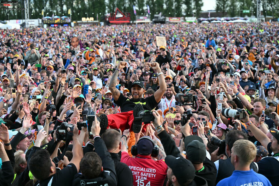 12. Großbritannien: Lewis Hamilton gewinnt umjubelt sein Heimspiel in SIlverstone und ist bereits der sechste Saisonsieger. Dank des Nullers von Leclerc baut Norris seine WM-Führung auf mittlerweile 35 Punkte aus. Stand: 1. Norris (210), 2. Leclerc (175), 3. Sainz (166), 4. Perez (154), 5. Piastri (146).