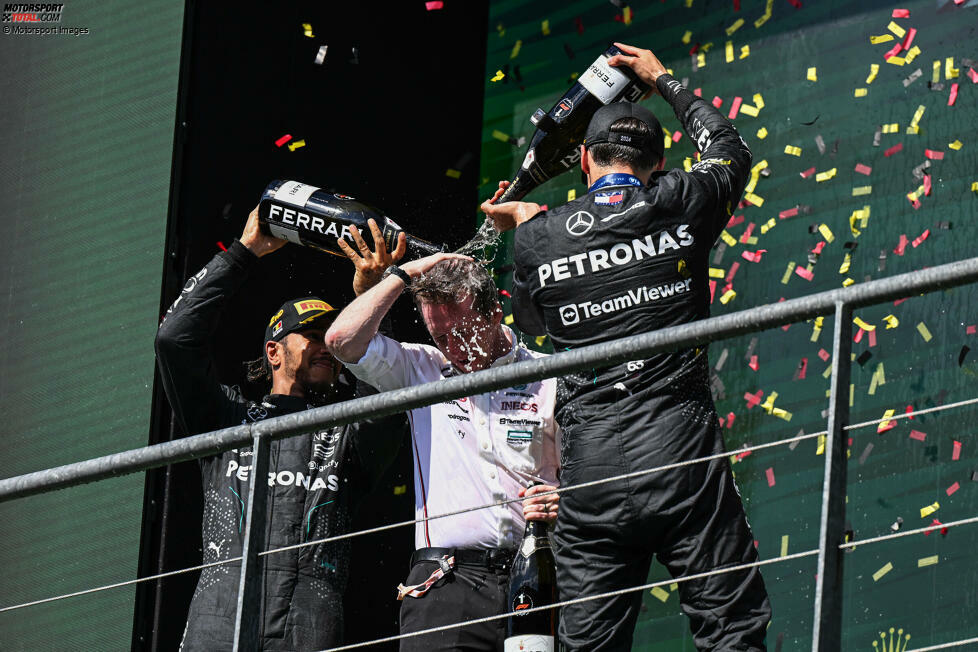 14. Belgien: George Russell gewinnt in Spa, wird aber nachträglich wegen eines untergewichtigen Autos disqualifiziert. Somit fällt der Sieg an Teamkollege Hamilton, während sich Piastri mit Platz zwei auf den dritten WM-Rang schiebt. Stand: 1. Norris (240), 2. Leclerc (202), 3. Piastri (189), 4. Sainz (186), 5. Hamilton (172).