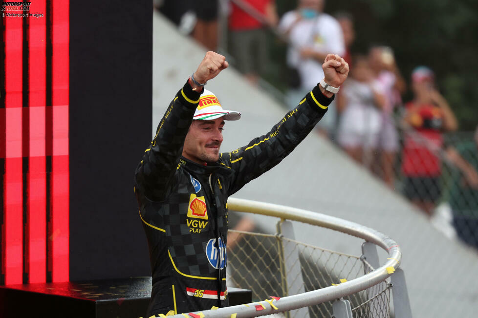 16. Italien: Zum ersten Mal seit Monaco gewinnt der WM-Zweite Leclerc wieder ein Rennen, weil er die McLaren mit seiner Einstoppstrategie überflügelt. In der WM verkleinert er seinen Rückstand auf 37 Punkte. Stand: 1. Norris (282), 2. Leclerc (245), 3. Piastri (222), 4. Sainz (210), 5. Hamilton (188).
