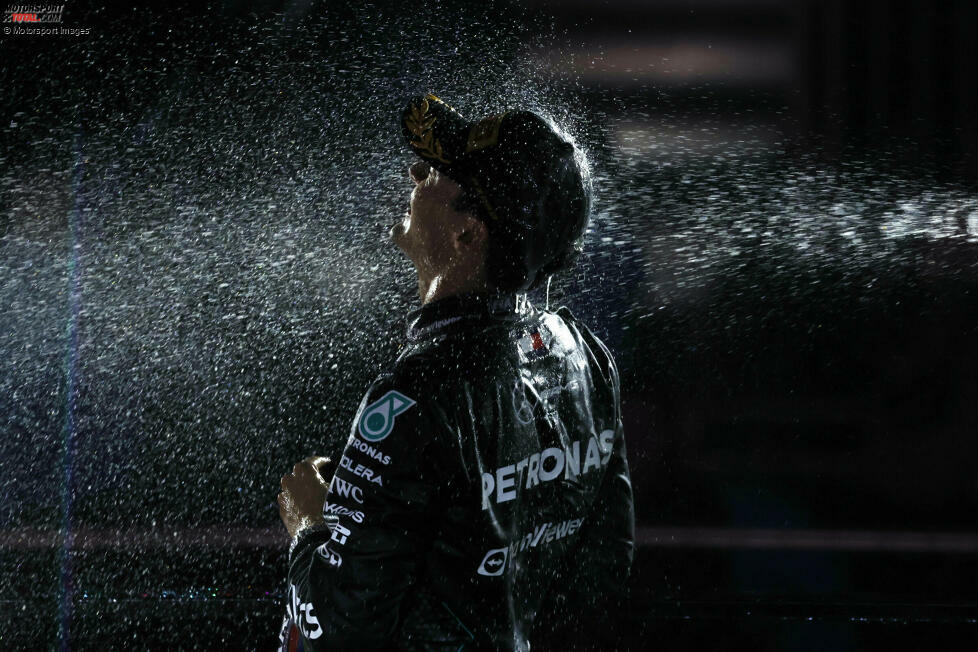 22. Las Vegas: Mercedes feiert einen ungefährdeten Doppelsieg, bei dem Russell gewinnt. Norris verliert mit Platz fünf etwas Boden auf Leclerc, der aber auch nicht wirklich groß punkten kann. Stand: 1. Norris (390), 2. Leclerc (352), 3. Piastri (304), 4. Sainz (289), 5. Russell (253).