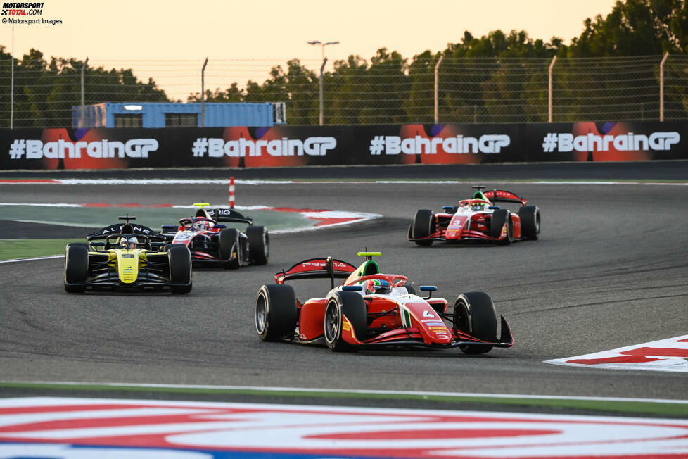 ... in Bahrain verläuft aber nicht nach Wunsch und Antonelli nimmt nur einen zehnten Platz vom ersten Rennwochenende mit. Nach ein paar Wochen aber kommen erste Top-5-Ergebnisse und ...