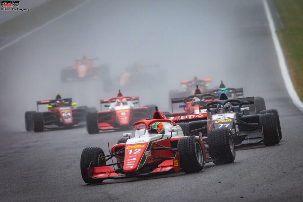 ... belegt er in seinem ersten Rennen den zweiten Platz und triumphiert im achten Anlauf erstmals - in Spa-Francorchamps. Die Saison endet auch in dieser Meisterschaft damit, dass ...