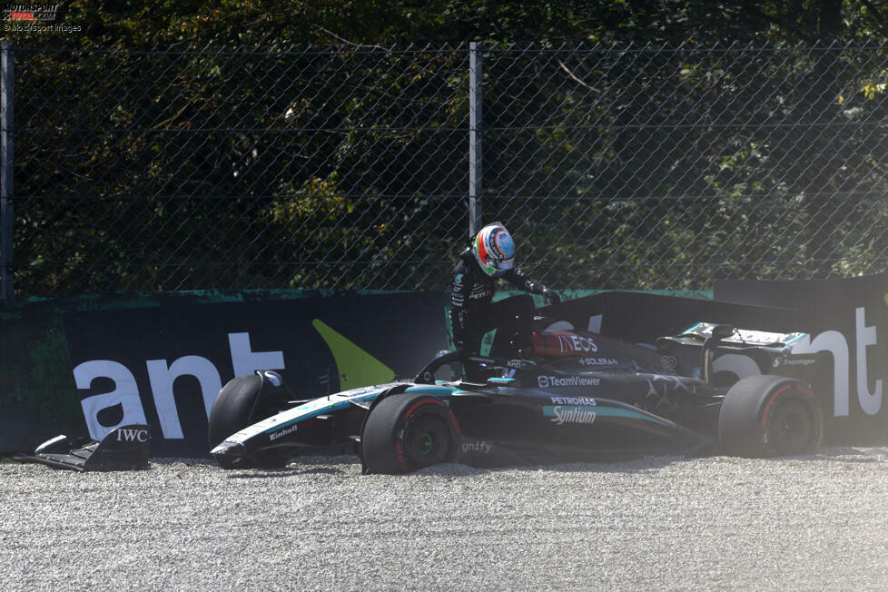 ... nach nur wenigen Minuten fliegt er in der Alboreto-Kurve ab und knallt in die Leitplanken. Das Wochenend-Debüt in der Formel 1 endet für ihn also vorzeitig. Doch ...