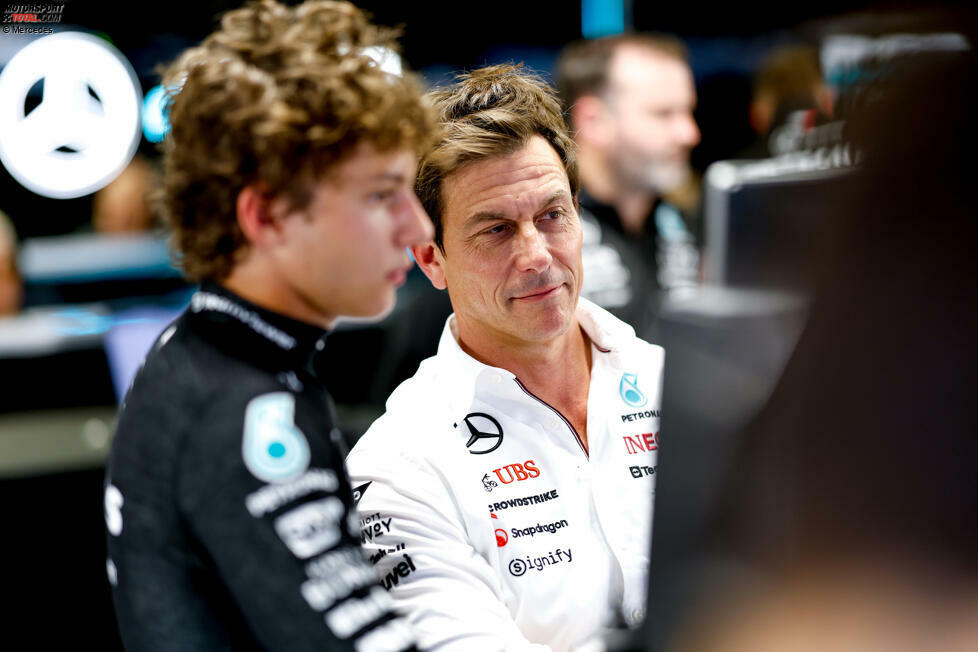 Immer häufiger steht Antonelli in der Saison 2024 in der Mercedes-Box direkt neben Teamchef Toto Wolff. Und das hat auch gute Gründe, denn ...