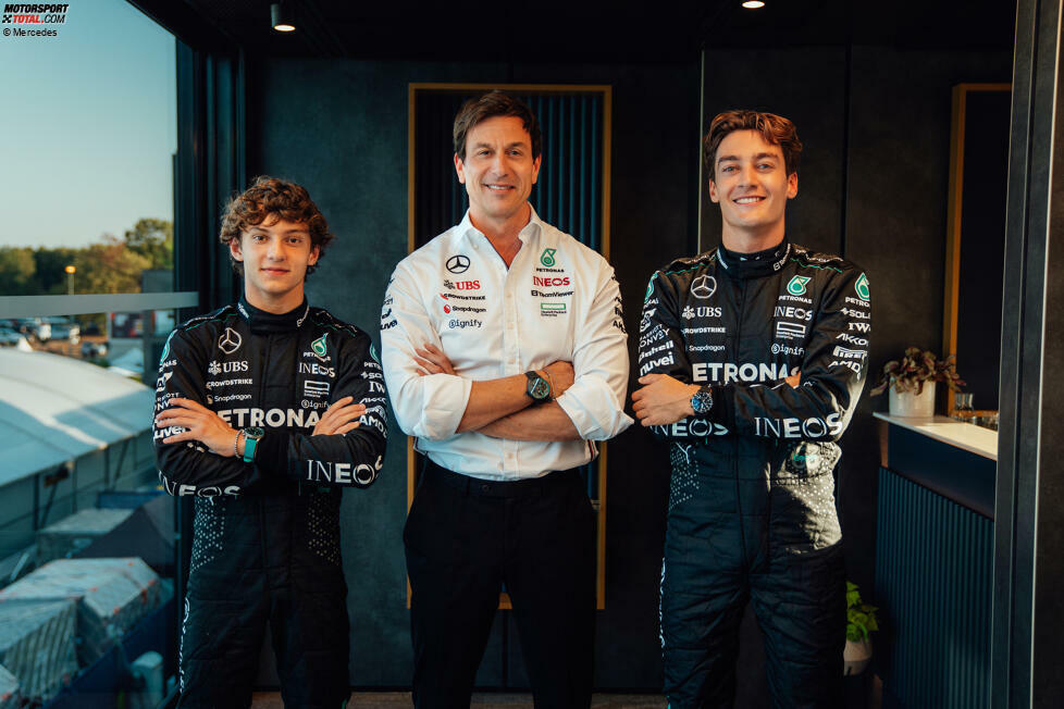 ... tags darauf wird Antonelli trotzdem als Mercedes-Stammfahrer für 2025 bestätigt. Er tritt damit die Nachfolge von Lewis Hamilton an und wird Teamkollege von George Russell. Bei seinem ersten Formel-1-Grand-Prix wird Antonelli 18 Jahre alt sein.