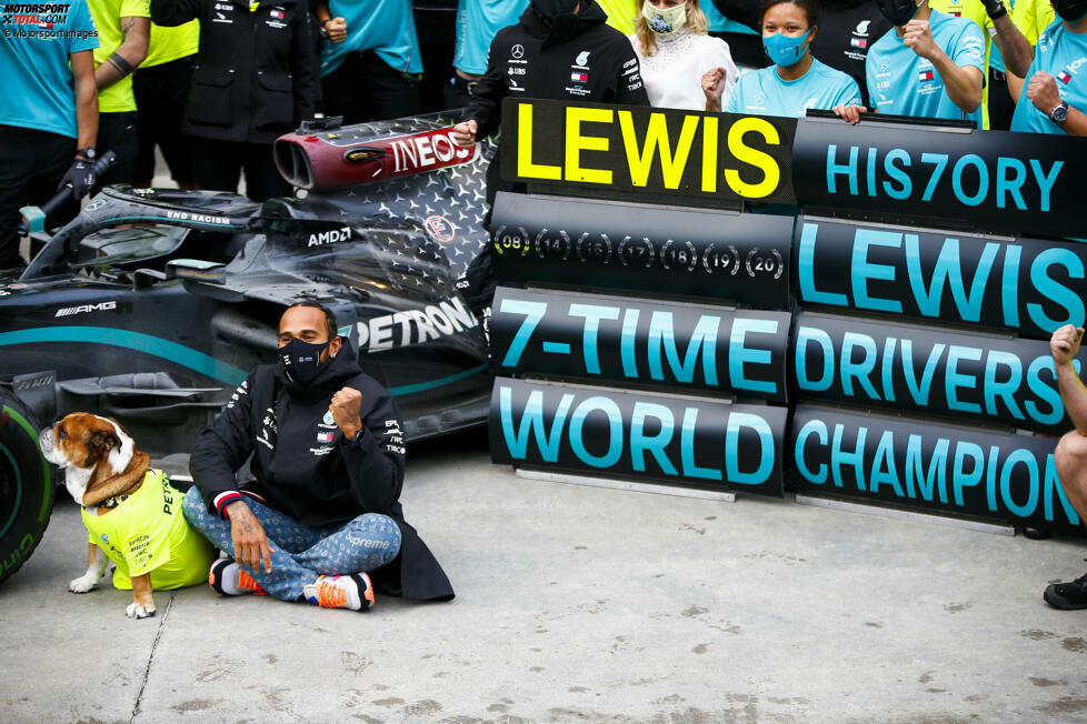 ... das kann er über die Saison hinweg nicht halten: In der Türkei besiegelt Lewis Hamilton seinen siebten WM-Titelgewinn und stellt damit Michael Schumachers Rekord ein. Bottas wird WM-Zweiter.