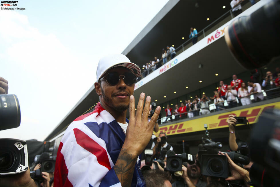 ... beim Mexiko-Grand-Prix jubelt Mercedes-Fahrer Lewis Hamilton über seine vierte WM. Vettel beschließt die Saison auf Platz zwei.